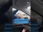 Professora filma momento em que homem fica preso na janela do carro em tentativa de #assalto, em SC