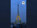 Torre Eiffel é iluminada com as cores da bandeira do Brasil