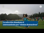 La selección española abandona corriendo su entrenamiento ante un aviso de "vientos destructivos"