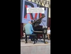 Checco Zalone è diventato ad honorem dottore in pianoforte jazz