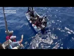 Peschereccio catanese soccorre 16 migranti minorenni al largo di Malta: le immagini del salvataggio