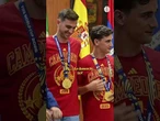 Fabián y Gavi reciben su peso en tomates como homenaje por ganar el Mundial
