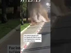 Momento en el que parte de un misil iraní cae en una calle de Or Yehuda #israel #iran #guerra #misil