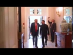 Zelensky alla Casa Bianca, la pacca sulle spalle di Trump, poi la stretta di mano con Jd Vance
