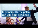 El príncipe Harry 'pelea' con una niña de 9 años usando espadas de globos