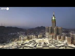 La Mecca, i pellegrini eseguono il tawaf nella Grande Moschea