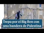 Un hombre trepa la torre del Big Ben con una bandera de Palestina