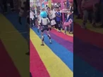 Un robot cammina e... dà un calcio a un bambino