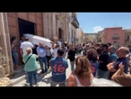 I funerali di Simona Cina', palloncini bianchi all'uscita dalla chiesa