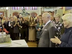 Compleanno in Galles per Carlo: coro di "Happy Birthday" e taglio della torta