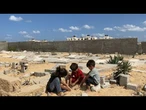 ‘Vivemos com os mortos’: deslocados de Gaza se refugiam em cemitério | AFP