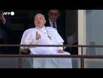 "Grazie a tutti", Papa Francesco benedite i fedeli dal balcone del Gemelli