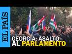 ASALTO | Manifestantes georgianos antirrusos irrumpen en el Parlamento de Abjasia | EL PAÍS