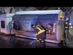 Marche, autobotte con gasolio si ribalta in galleria A14 a Grottammare