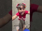 Menina corre para abraçar o pai ao vê-lo chegar e reação emociona