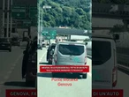 Fa le flessioni sulla macchina che attraversa l'ex Ponte Morandi
