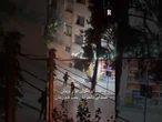 Un violinista suona durante i bombardamenti a Teheran