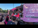 Il carro di Muccassassina con Priscilla e le drag queen sfila davanti al Colosseo al Pride di Roma