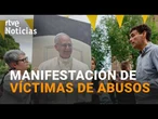VÍCTIMAS de ABUSOS en la IGLESIA se MANIFIESTAN contra la VISITA del PAPA | RTVE Noticias