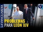 El Papa baja del avión que le llevaba a Roma