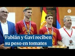 Fabián y Gavi reciben su peso en tomates como homenaje por ganar el Mundial