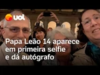 Papa Leão 14 aparece em primeira selfie e dá autógrafo: 'Testar assinatura'; veja vídeo