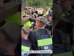 Brutalna interwencja niemieckiej policji wobec Ruchu Obrony Granic i Roberta Bąkiewicza w Berlinie