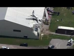 USA: Flugzeug landet ungewollt auf Hangardach