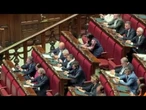 Marco Grimaldi (Avs) in Aula con la kefiah per sostenere Palestina durante Premier Time alla Camera