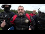 SZOK! Protestujący siłą zabrany przez policję ,,To uśmiechnięta Polska bandyty Tuska!''