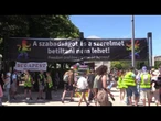 Budapest Pride, i cartelli del corteo, da Orban truccato con rossetto a 'Ursula do your job'