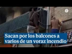 Rescatan de un incendio mediante unas escaleras a los vecinos de un edificio de Valdemorillo