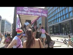 I Carri del Milano Pride fra striscioni, palloncini e bolle di sapone