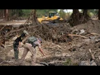 Les équipes de bénévoles préparent des repas alors que la récupération des inondations au Texas...