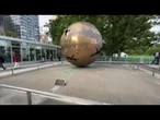 "Sfera con Sfera", la statua di Arnaldo Pomodoro davanti alla sede dell'Onu a New York