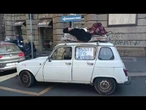 "Shh, sto lavorando", un uomo dorme su tetto macchina a Milano durante corteo del Primo Maggio