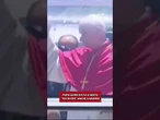 Papa Leone fa il gesto "six seven" anche a Madrid