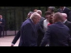 Modi aiuta Trump a salire lo scalino per una foto di gruppo con i leader al G7