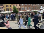 2 giugno, Meloni incontra paracadutista dopo mancato lancio causa vento forte: Ci rifaremo