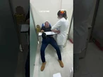 Médico ou paciente? Cirurgião viraliza ao demonstrar pavor de agulha em exame de sangue