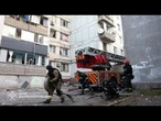Moscou pilonne les villes ukrainiennes, Kyiv poursuit ses attaques contre les raffineries de...