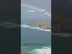 Arco-íris sobre o mar cria cenário impressionante em Arraial do Cabo (RJ)