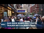 LATE SHOW: Fans verabschieden Stephen Colbert mit Schildern im Regen in New York