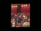 Ovazione a Meloni che replica sulle ginocchiere, ma i vannacciani e il centrosinistra non applaudono