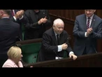Myślał, że uderzy w Prezesa PiS. Wtedy posłowie wstali i zaczęli skandować! ZOBACZ MINĘ POSŁA!
