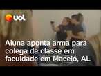 Aluna aponta arma para colega durante briga em faculdade em Maceió