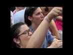 Elly Schlein scatenata balla e canta in strada al Milano Pride