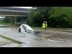 Une femme sauvée après la chute de sa voiture dans un gouffre inondé