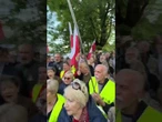Polacy ruszyli pod ambsadę! Tłum skanduje: BOHATEROM CZEŚĆ I CHWAŁA!