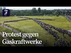Klimaschützer formen riesiges Windrad